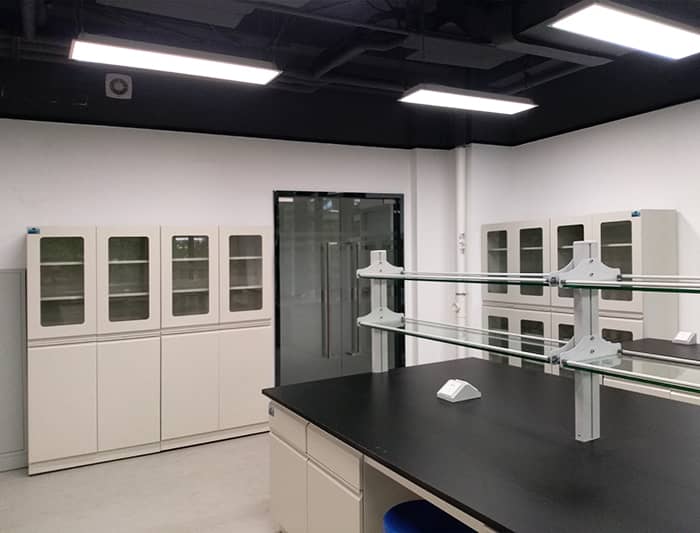 實驗室安裝鋁木藥品柜與全鋼藥品柜相比較哪個好?