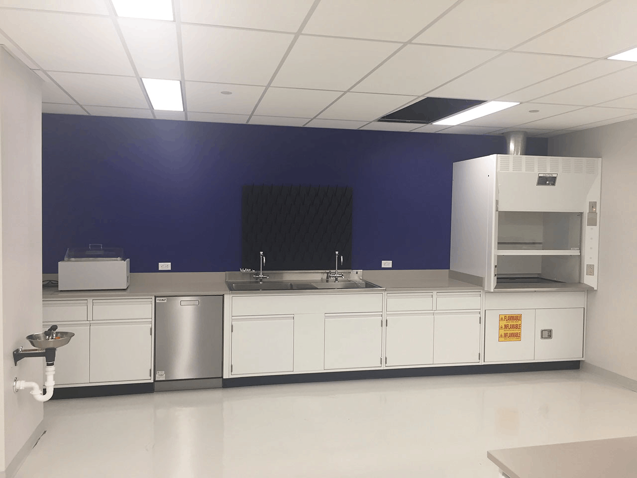 實驗室裝修中自流平地面的施工工藝與優勢